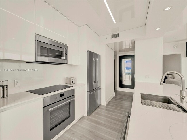 Foto del edificio - 6365 Collins Ave
