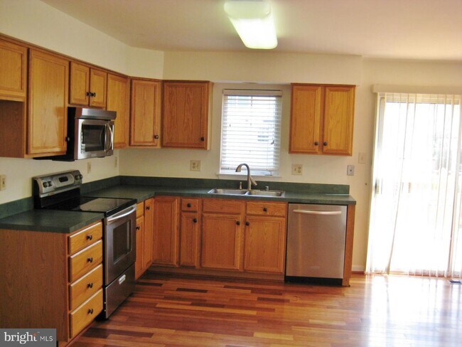Foto del edificio - 8024 Big Pool Rd