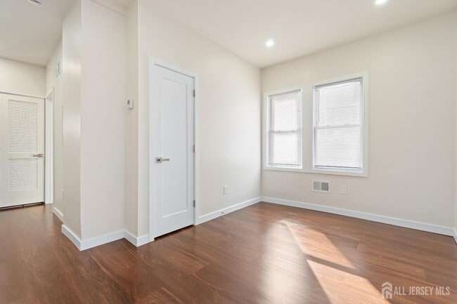 Building Photo - 826 George St