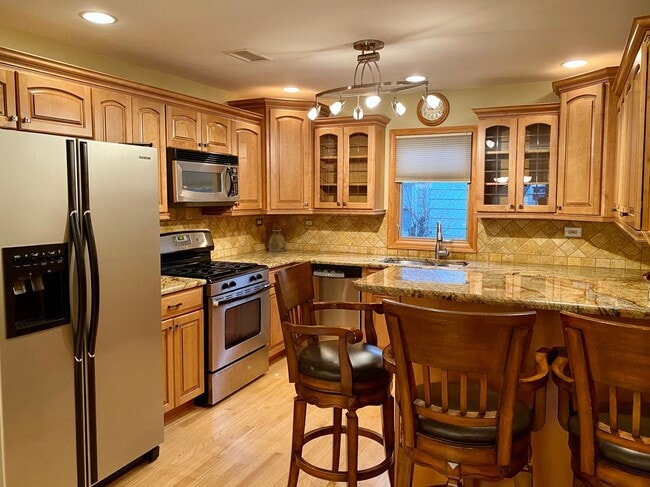 Building Photo - Magnificent 4 Bed / 4.5 Bath Elmhurst Home...