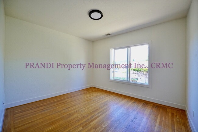 Building Photo - Great Location in This Top Floor Unit in a...