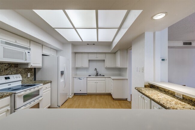 Foto del edificio - 5200 Keller Springs Rd