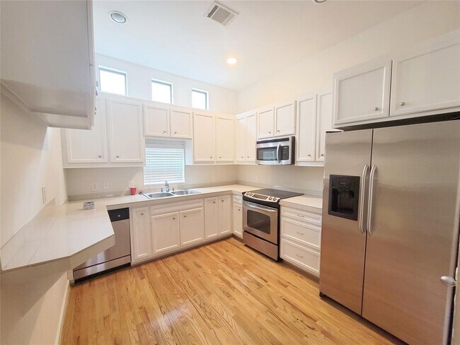 Building Photo - 8715 Meadowcroft Dr