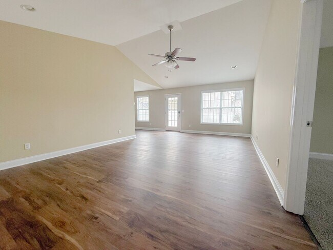 Foto del edificio - 3-Bedroom Home with Garage in The Reserve