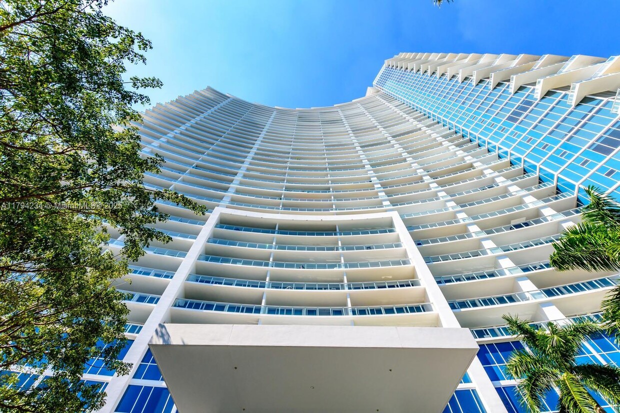 Primary Photo - 2020 N Bayshore Dr