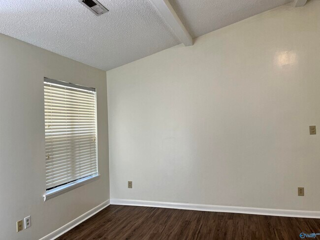 Building Photo - 9718 Wallwood Dr SE
