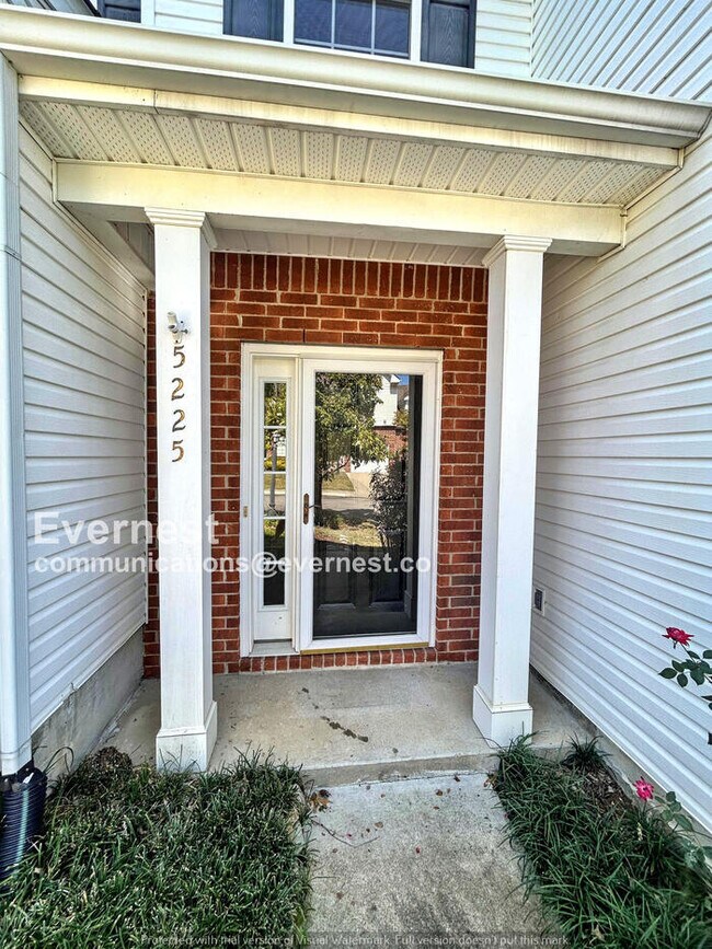 Foto del edificio - Lovely 3-Bedroom Townhome with Garage / Pe...
