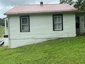 Building Photo - 1038 Main St