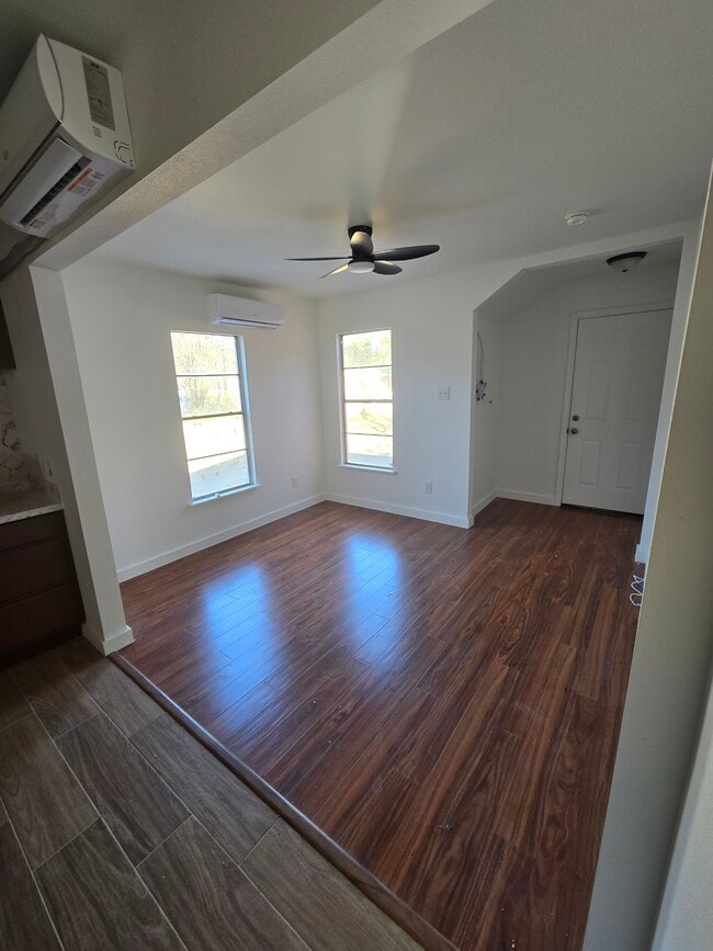 Building Photo - 906 King Ave