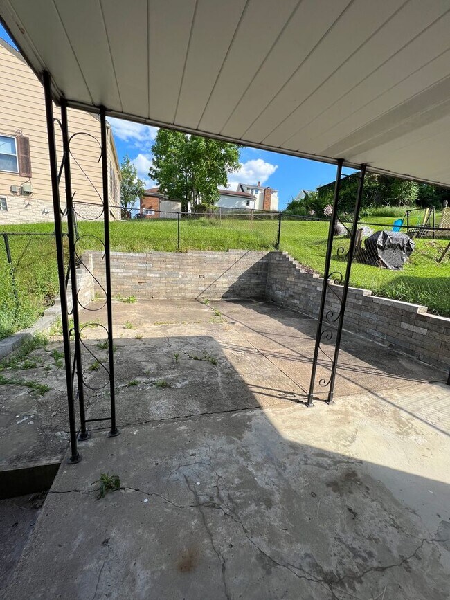 Building Photo - Updated 2 Bed, 1 Bath Home w/ Bonus Room in Castle Shannon - Central Heat & AC, Laundry - Availab...