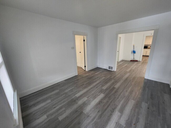 Foto del edificio - 13302 Ferris Ave