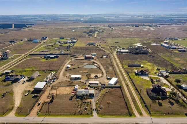 Foto del edificio - 16629 Manda Carlson Rd