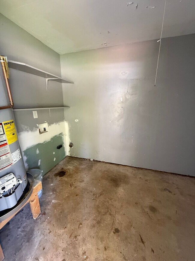 Foto del edificio - ** 3 Bed 2 Bath located off Eastern Blvd ** call (334) 366-9198 for a self showing