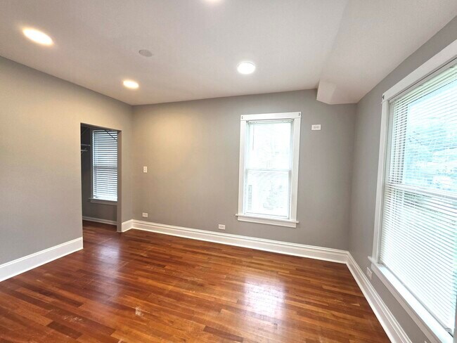 Foto del edificio - 1029 S Elmwood Ave