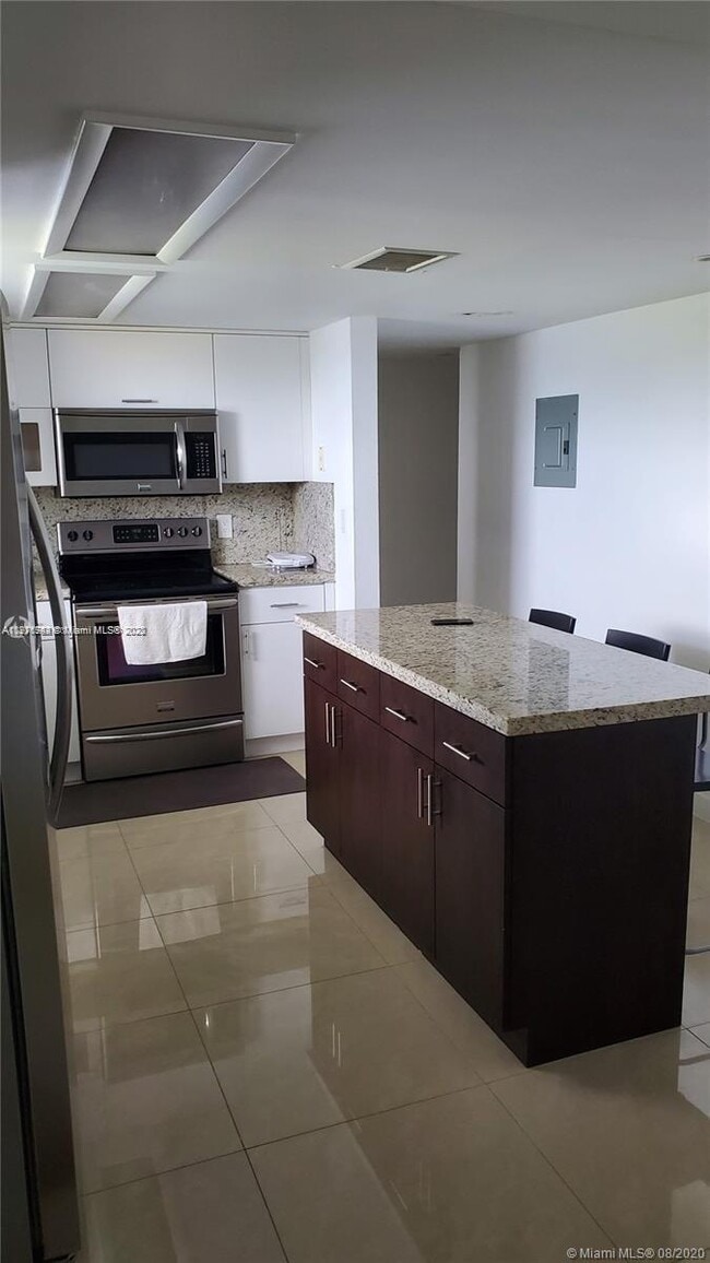 Building Photo - 9375 Fontainebleau Blvd