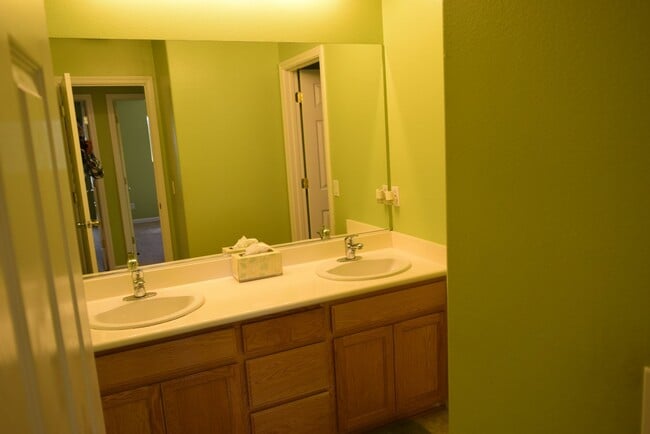 Building Photo - Beautiful 4-Bedroom Home for Lease in Trac...