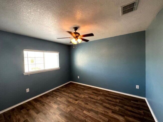 Foto del edificio - Open airy floor plan ready for immediate m...