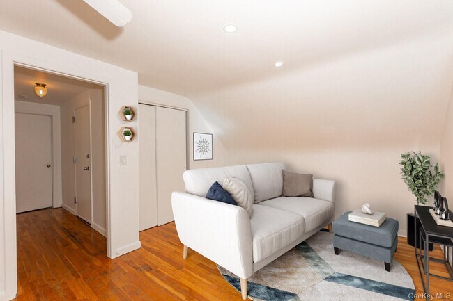 Foto del edificio - 90 Reade Ave