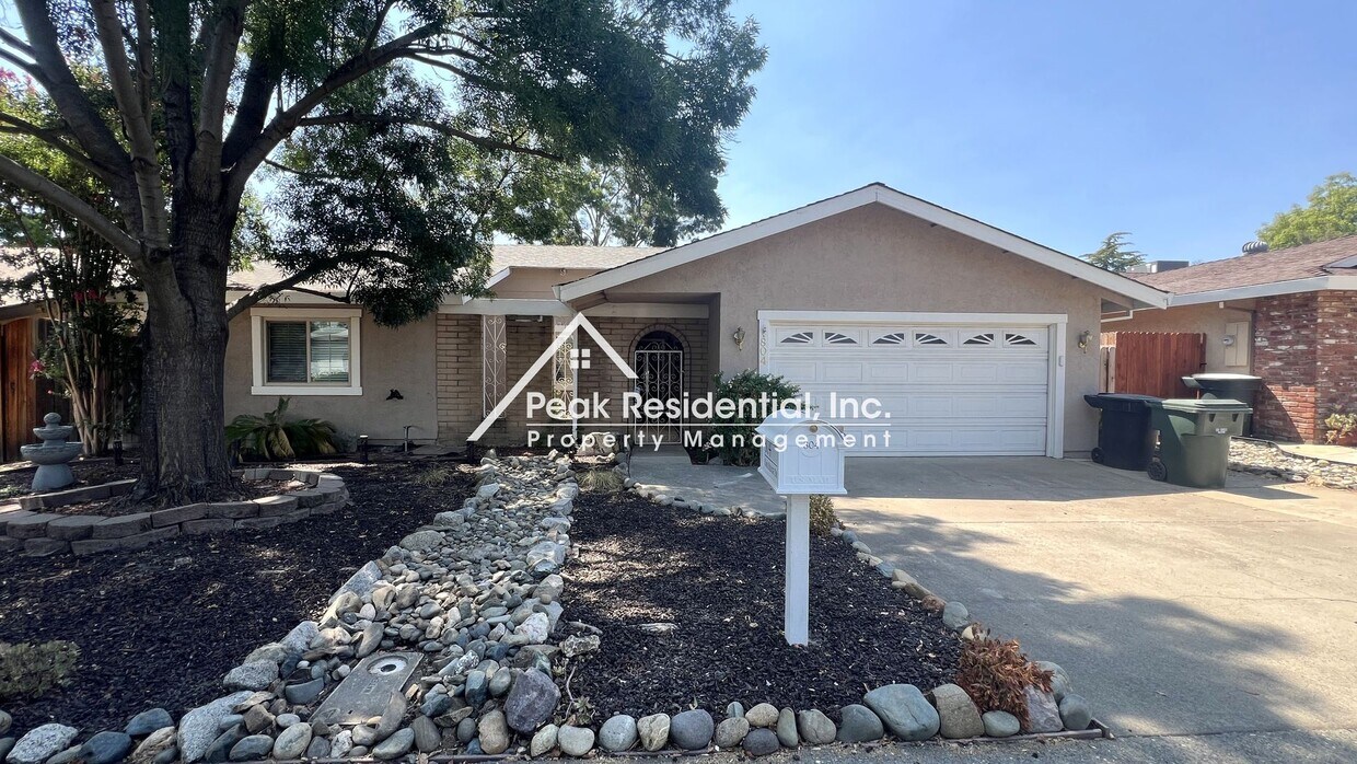 Primary Photo - Updated 4bd/2ba Roseville Home with 2 Car ...