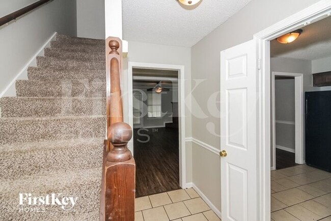 Foto del edificio - 5864 Ridgehill Dr