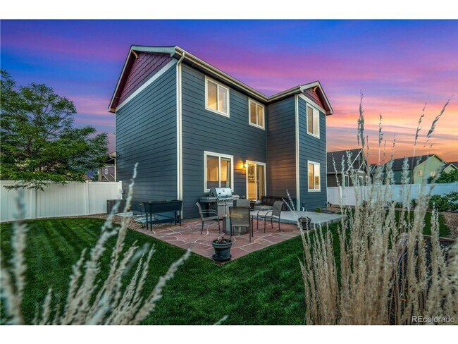 Building Photo - Gorgeous 5 Bedroom/4 Bathroom Single Famil...