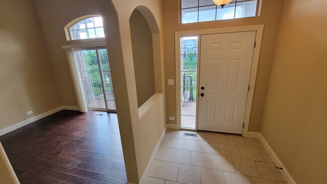 Foto del edificio - STUNNING LUXURY TOWNHOME 3 BEDROOM, 2 FULL...