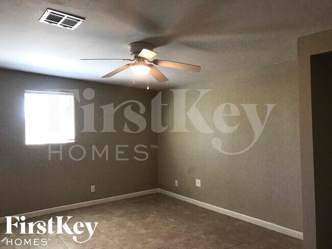 Building Photo - 8802 N 35th Dr