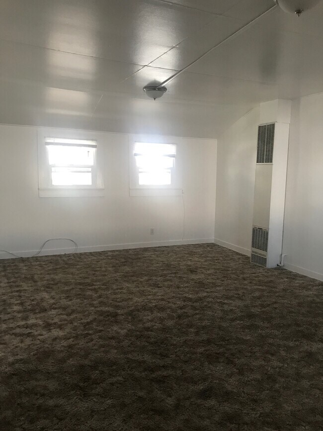 Foto del edificio - 1 Bedroom, 1 Bathroom Upstairs Apartment -...
