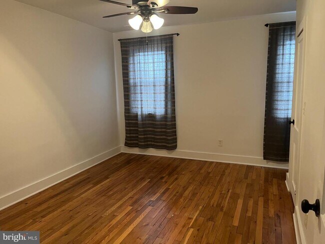 Foto del edificio - 1231 W 37th St