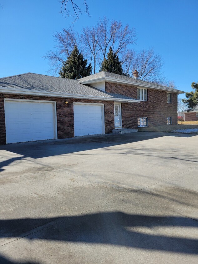 Primary Photo - 211 W Glenmore Dr
