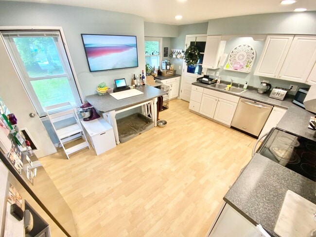 Building Photo - 4 Bedroom Home in South Burlington VT Avai...