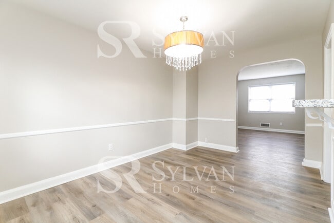 Building Photo - Remarkable Value. Unbeatable Location!