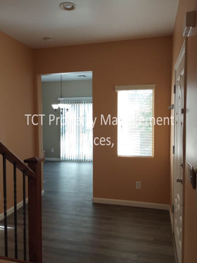 Building Photo - 3 Bed/2.5 Bath Home with Newer Paint, Floo...
