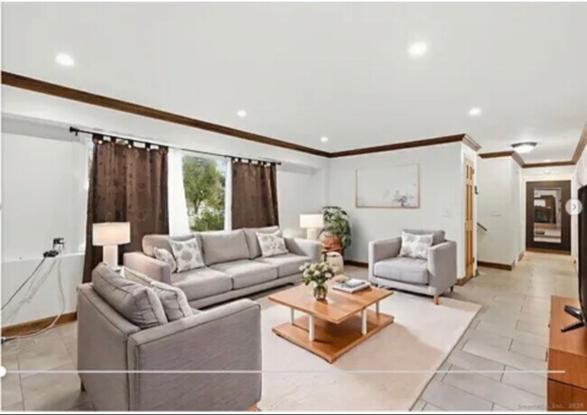 Foto del edificio - 27 Priscilla Rd