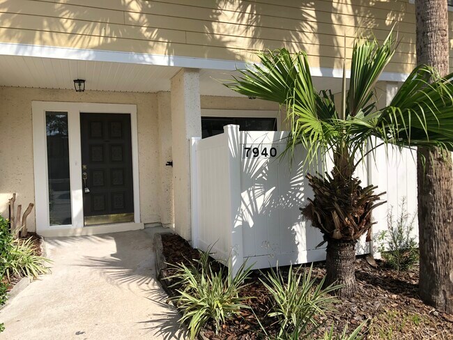 Foto del edificio - 7940 Los Robles Ct