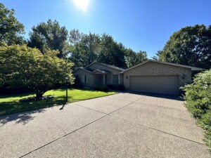 Building Photo - Beautiful Lake View Property!