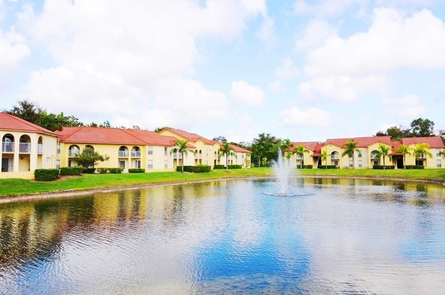 LAKE VIEWS - Pepper Cove Apartments