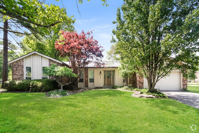 Building Photo - 8233 Lake Ridge Dr