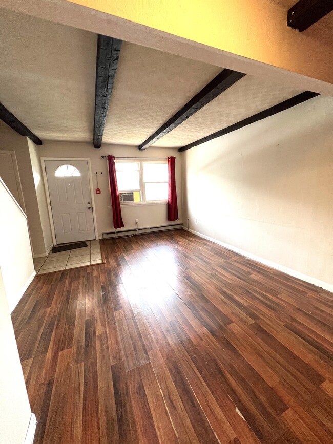 Building Photo - 10 Dorsey Ln