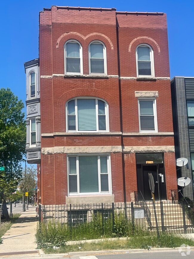 Building Photo - 2756 W Monroe St