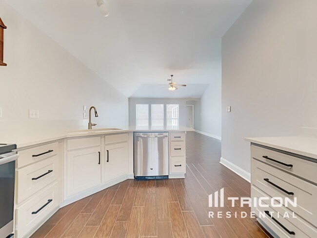 Foto del edificio - 1643 Hillside Dr