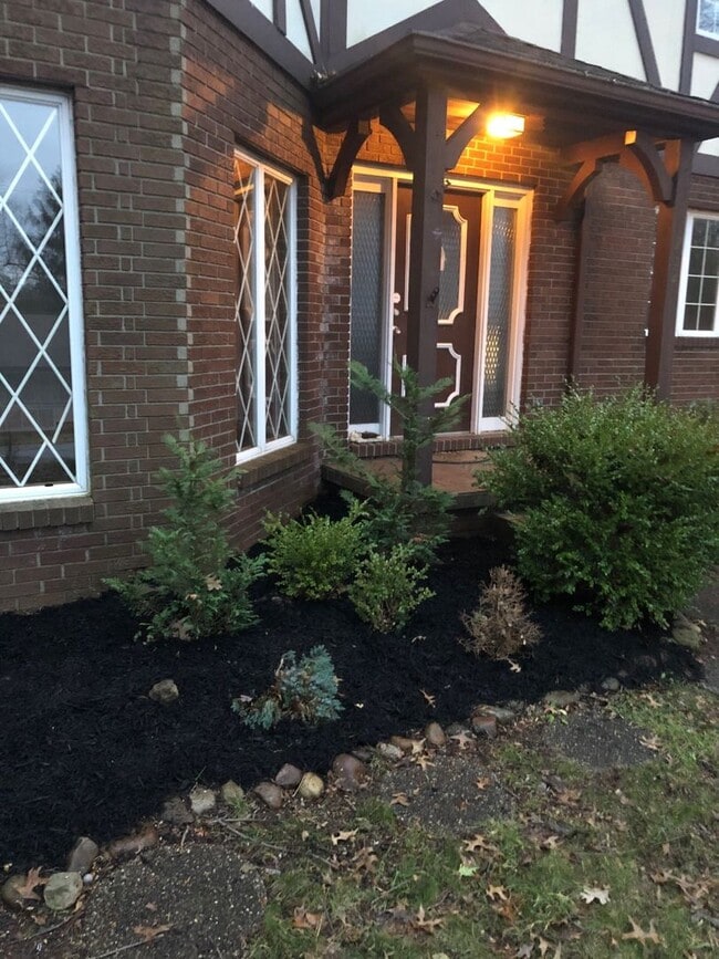 Building Photo - Old English Tudor Style Home in South Charleston