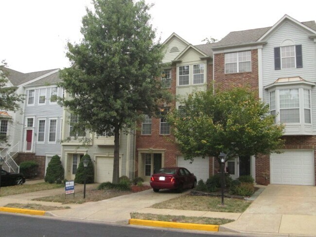 Building Photo - Light Filled 3 Bedroom 3.5 Bath 1 Car Gara...