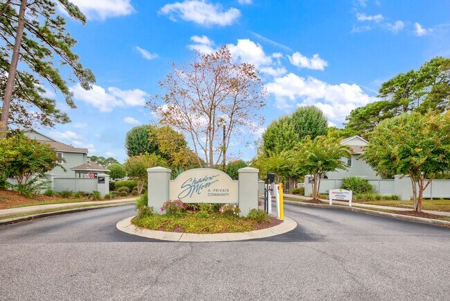 Foto del edificio - Stunning and Spacious 2 Bedroom, 2.5 Bath, Town Home With Sunroom and Deck!