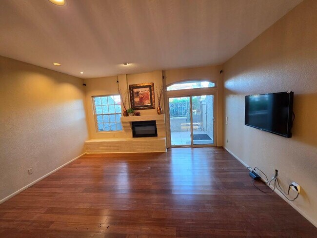 Foto del edificio - 10015 E Mountain View Rd