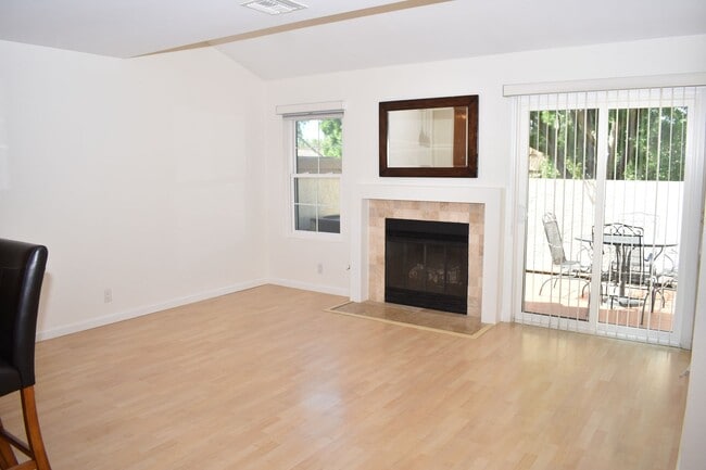 Building Photo - Flooring throughout 3 bd 2.5 ba Condo (San Diego, 92122)