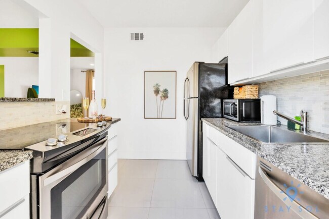 Building Photo - 809 S Ocean Dr