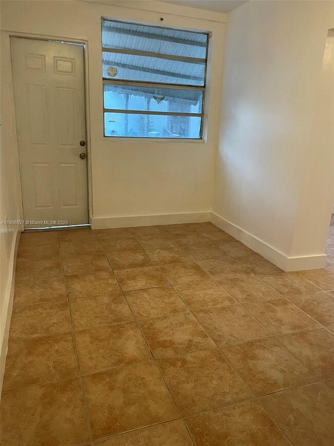 Foto del edificio - 746 NE 80th St