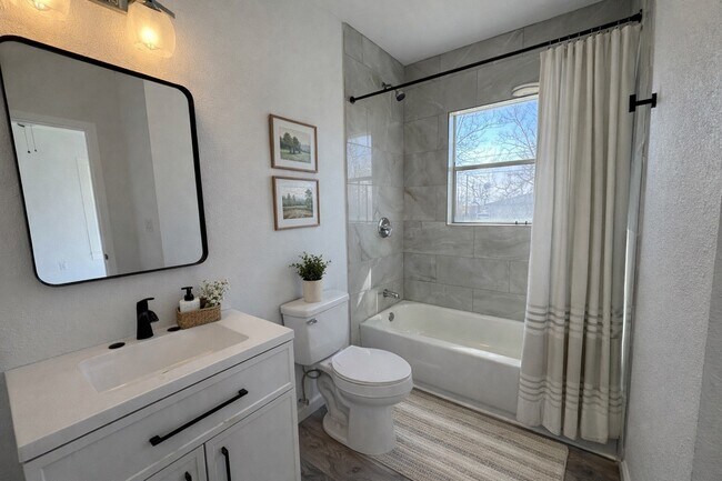 Foto del edificio - 301 E 3rd St