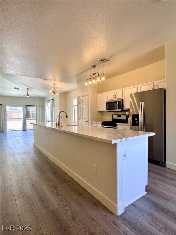 Foto del edificio - 817 Peachy Canyon Cir